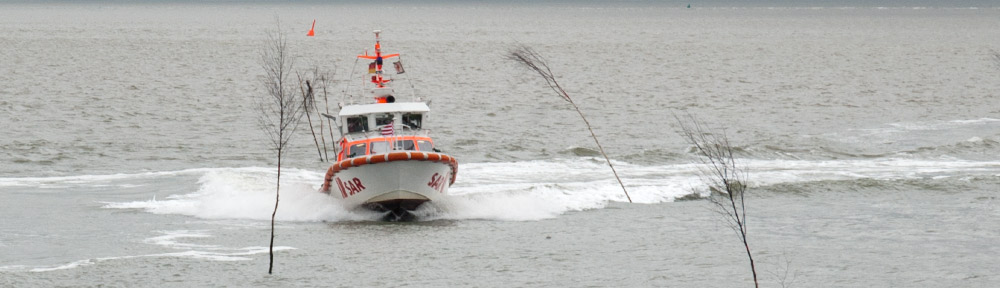 Das kleine Seenot-Rettungsboot der DGzRS-Station Baltrum bei der schwungvollen Einfahrt in den Hafen. 