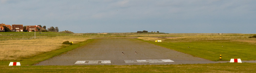 Baltrum ist auch per Flugzeug erreichbar. Wenn kein Flugbetrieb herrscht, kann man am Kopf der Landebahn vorbeigehen und so eine Aufnahme machen.