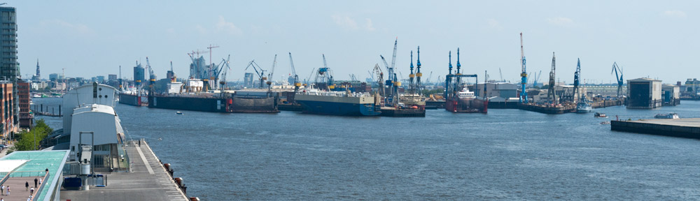 10: Hamburgs Hafen an der Elbe.